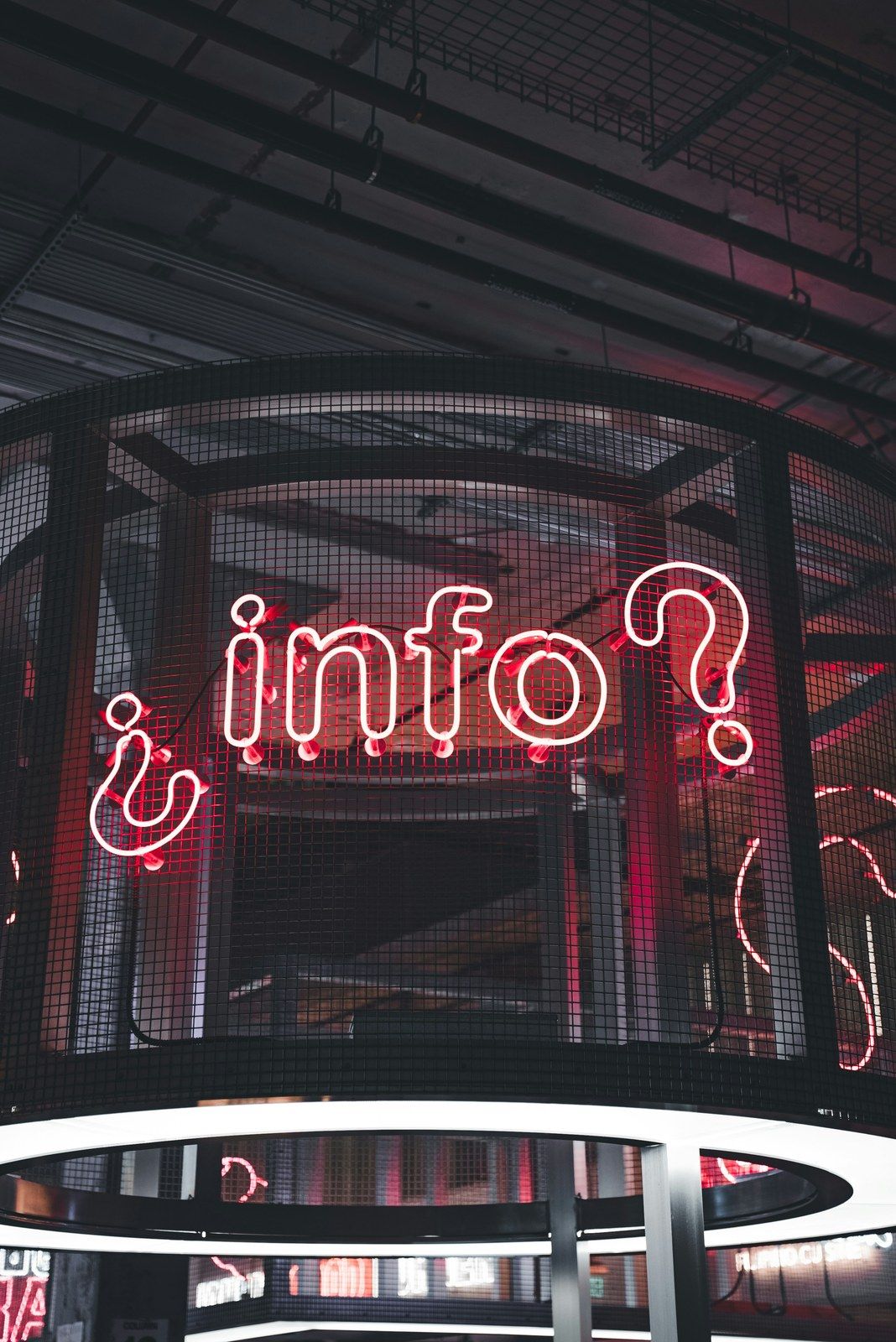 Insegna al neon con la scritta info