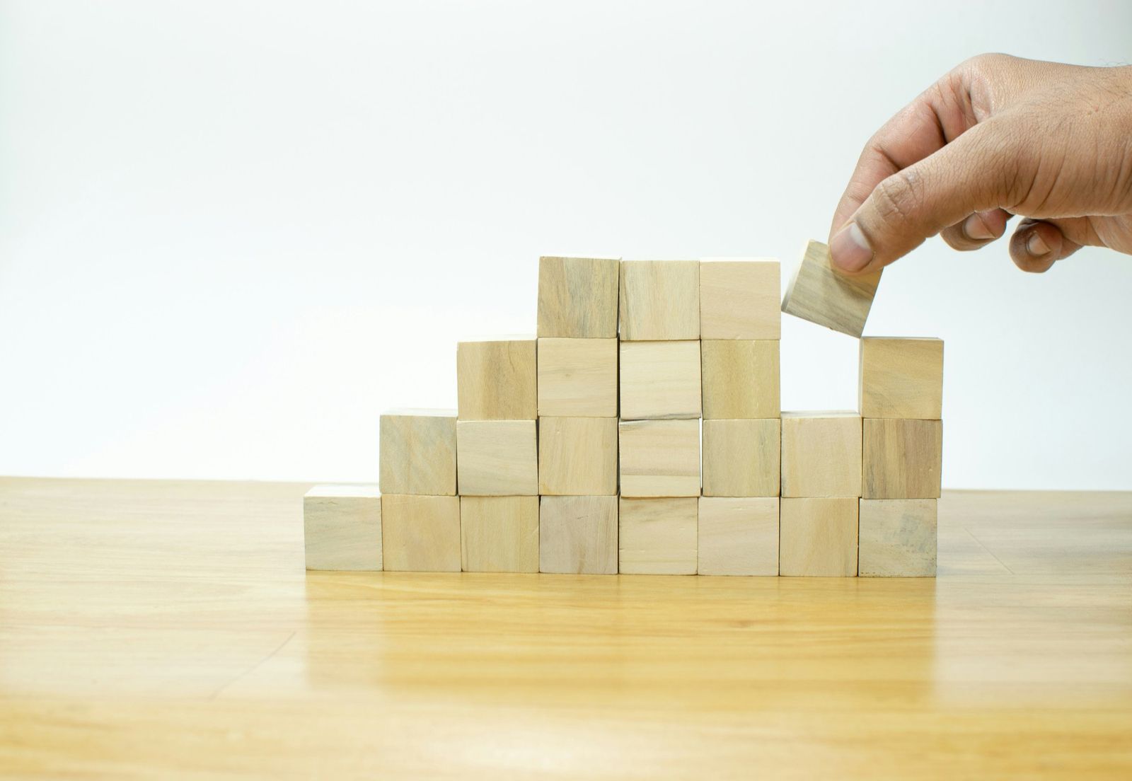 Blocchi di legno impilati come una scala