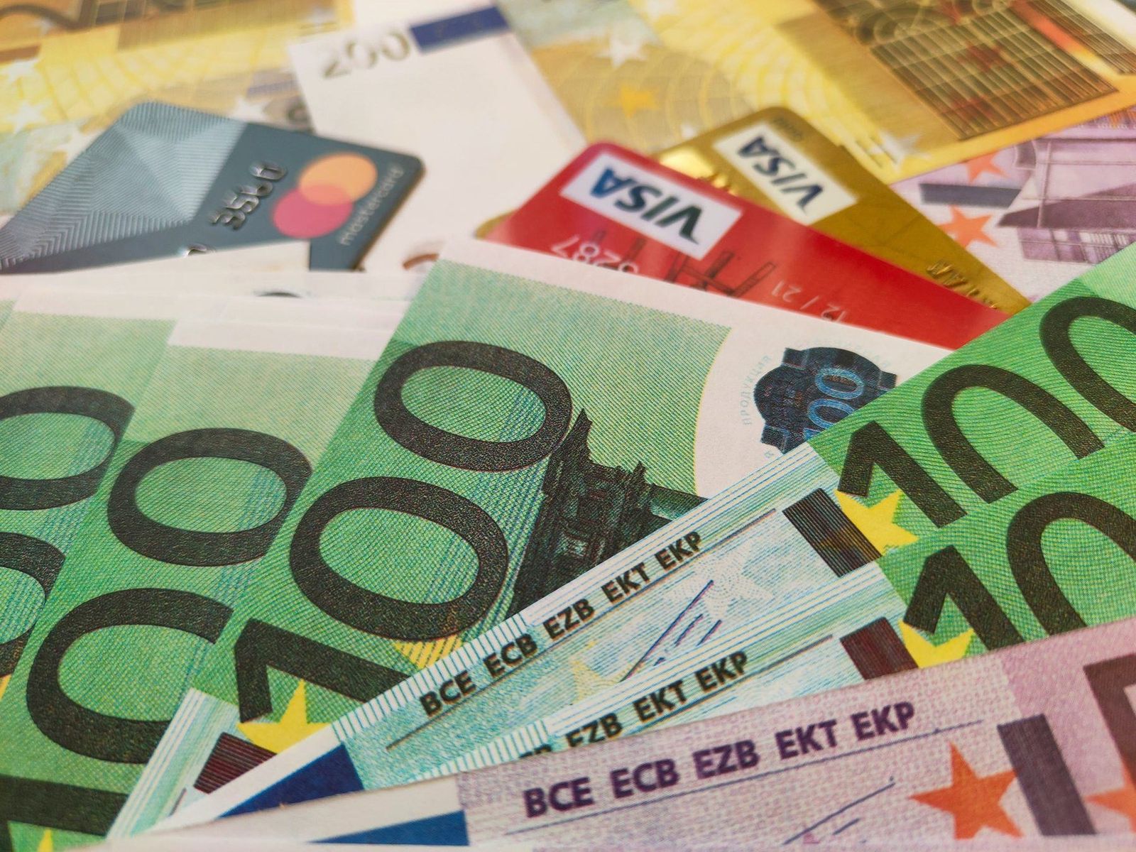 Banconote in euro e carte di pagamento