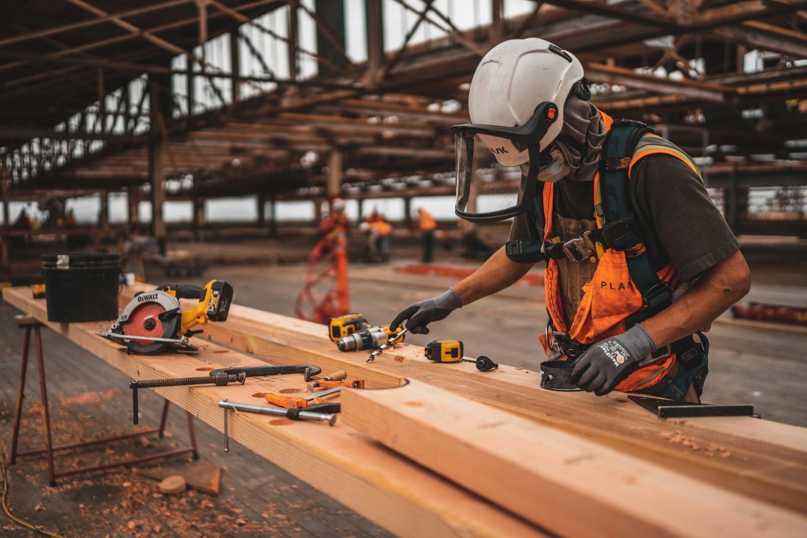 Lavoratore con attrezzatura di sicurezza